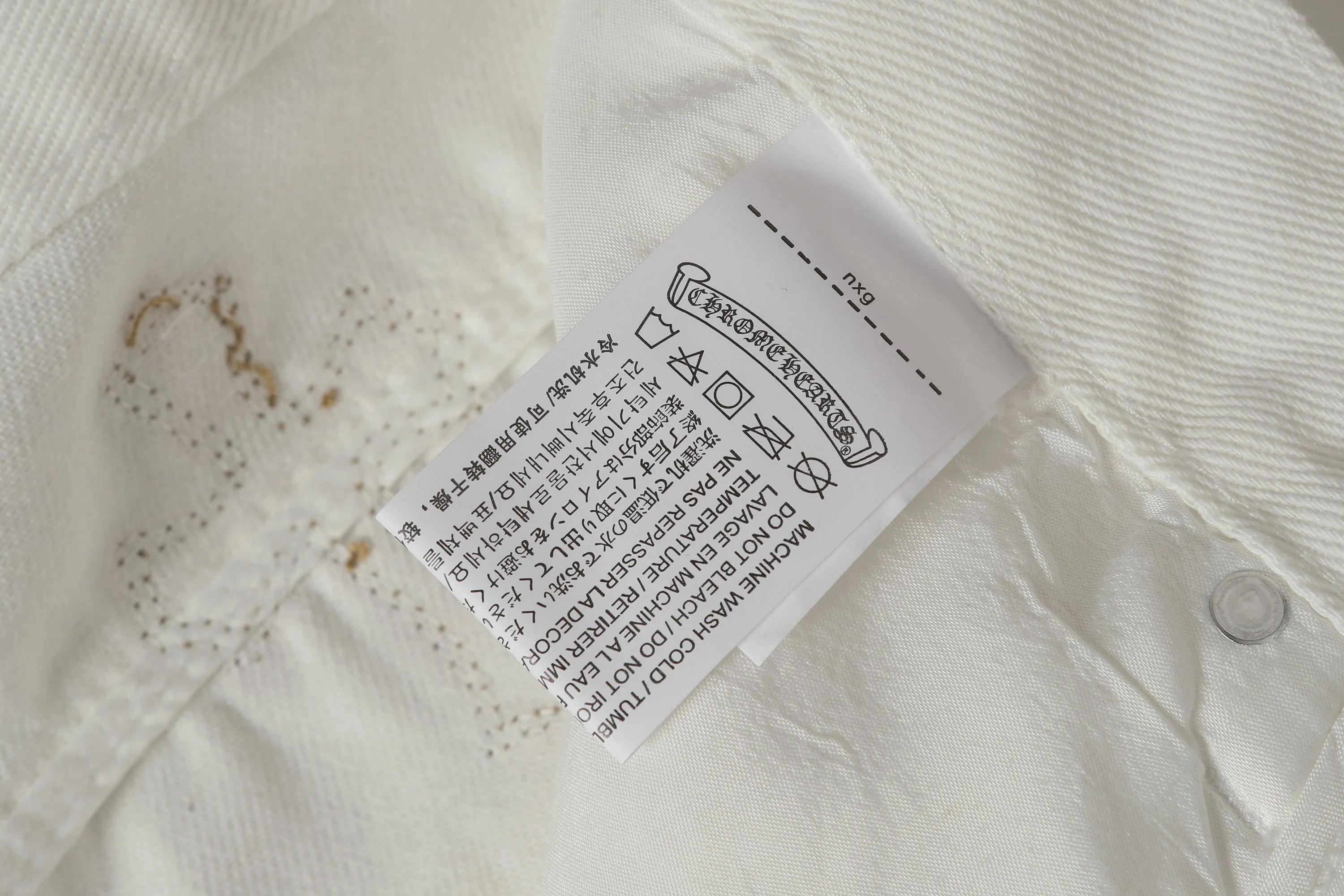 P256 Actual photo [High quality] Code: LH666 Color: Picture color Size: S to XXXL - Chrome Hearts/Chrome Hearts Classic white cow series colored leather cross washed color cloth unisex denim trousers - Vibe style straight stacked god-level version - Carbon fine bias denim color cloth - Old vintage complete set of hardware - Chrome Hearts White cow series The high version uses high-ounce custom fabrics, enzyme washing and soft color fixation It is soft and thick to wear. The details are all made by hand-polished craftsmanship. All-over jacquard fabrics. Unique design style. Multiple processes to create a full retro feel. Niche unique non-colliding shirts. Customized distressed spray-painted buttons. Craftsmanship in every detail. Size Pants length Waist Hips Unit cm S 98 68 100 M 99 72 104 L 100 76 108 XL 101 80 112 XXL 102 84 116 XXL 103 88 120